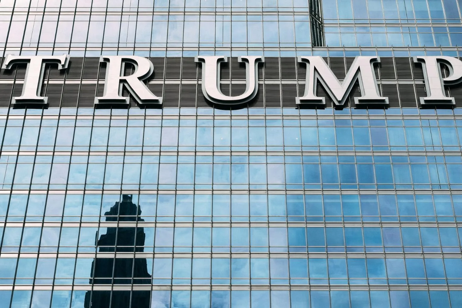 Trump Mobile predstavio zlatni smartphone za 499 dolara i s nemoguće dobrim specifikacijama