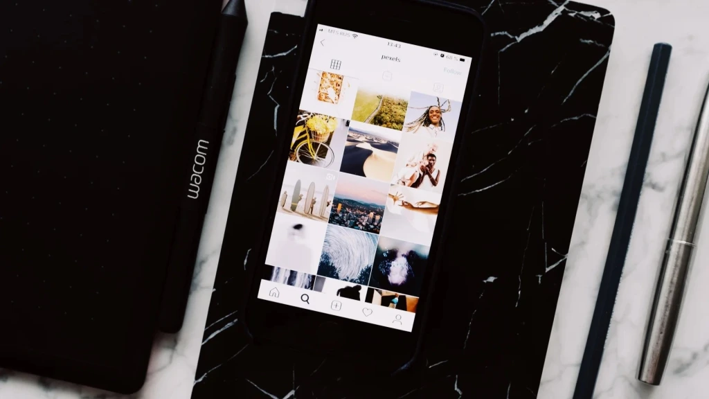 Fotografkinja pregledava Instagram profil na pametnom telefonu
