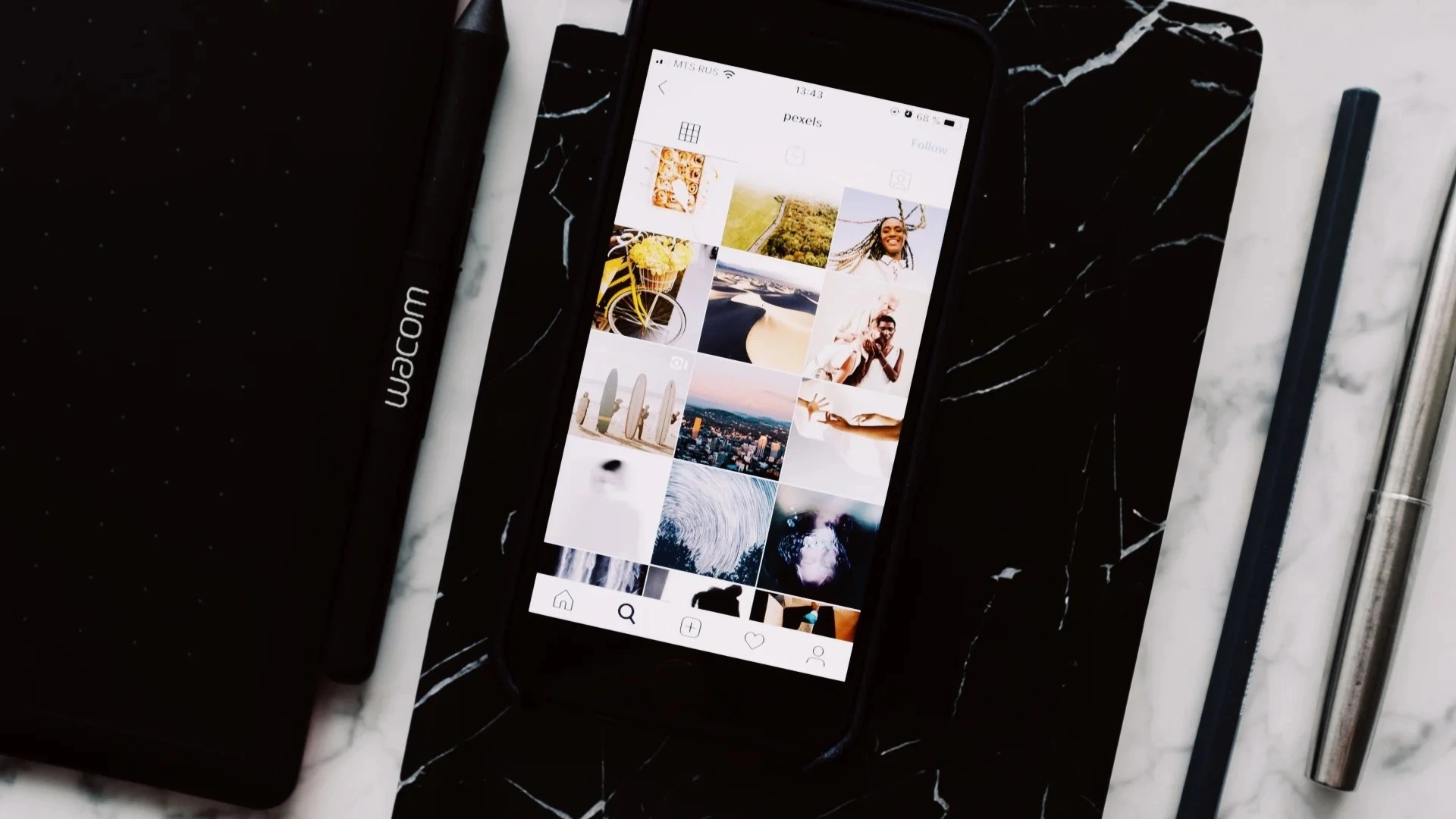 Fotografkinja pregledava Instagram profil na pametnom telefonu