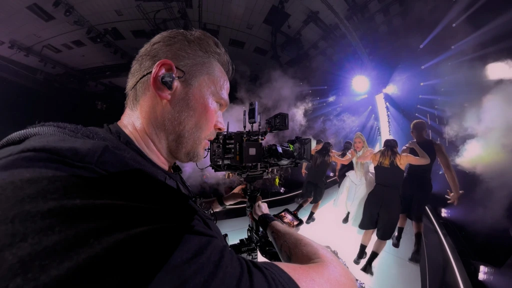 Steadicam operater s ALEXA 35 Live kamerom tijekom nastupa na Eurosongu 2026