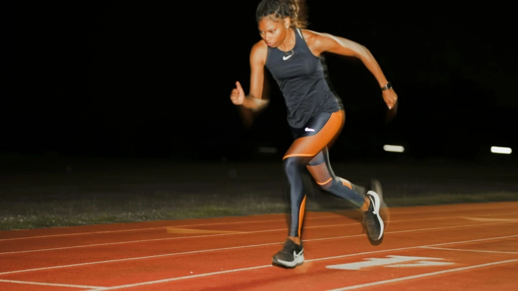 Atletičarka u punom sprintu na stazi, širi akcijski kadar