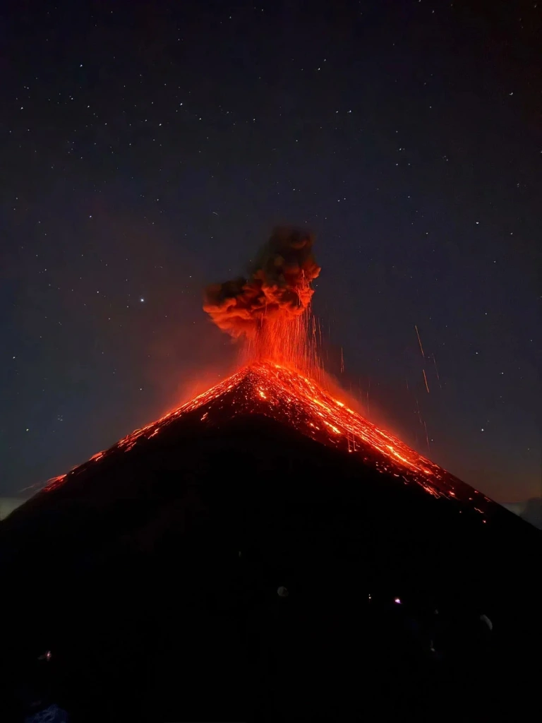 Noćna erupcija vulkana s užarenom lavom pod zvjezdanim nebom, pobjednička fotografija IPPAWARDS 2026 snimljena iPhoneom 15 Pro