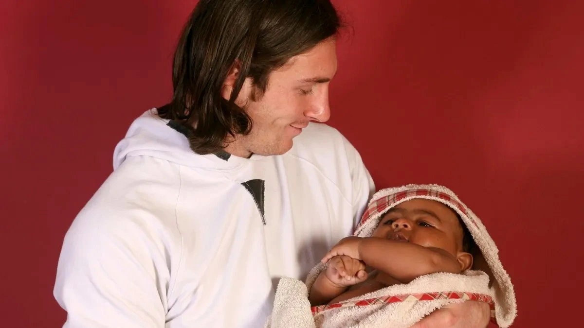 Lionel Messi drži bebu Laminea Yamala umotanu u ručnik, 2007.