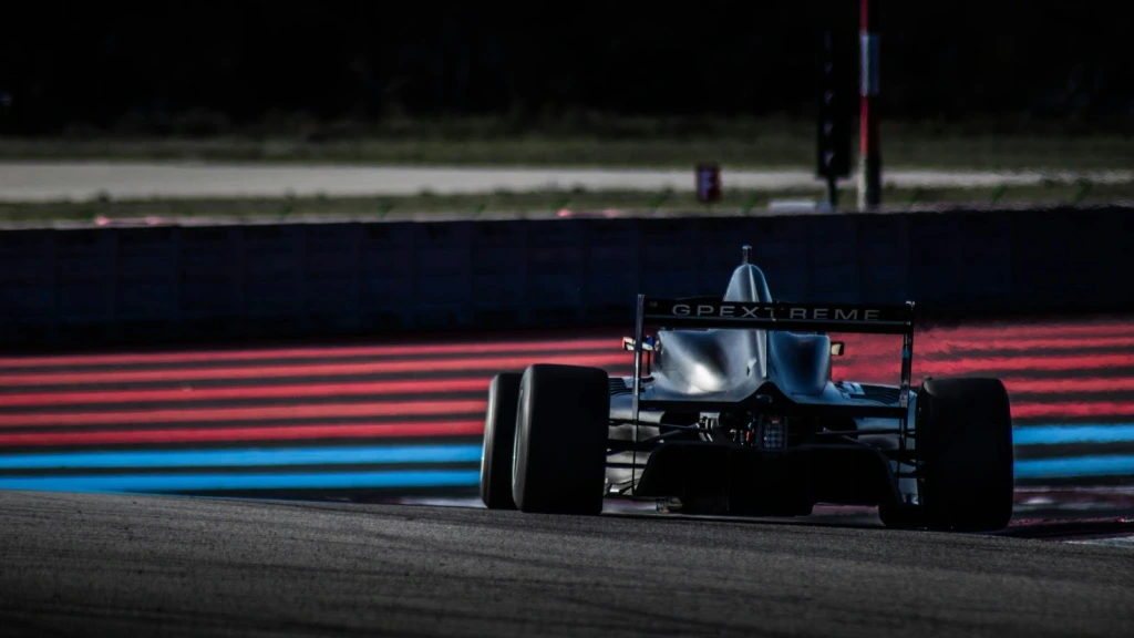 Bolid Formule 1 na stazi tijekom dana