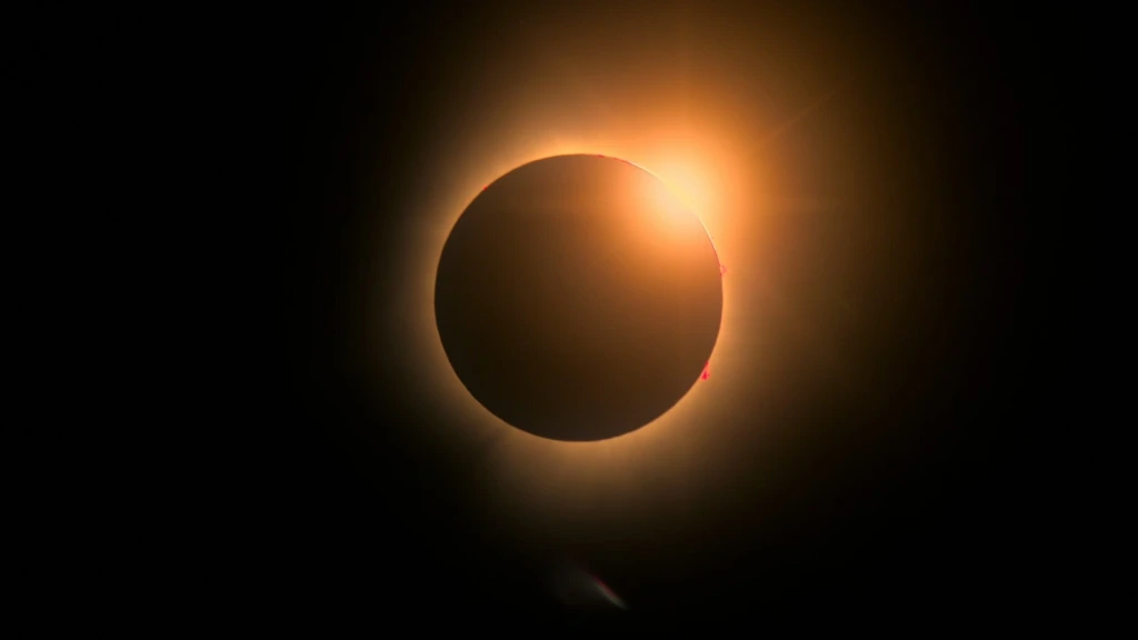 Pomrčina Sunca na tamnom nebu