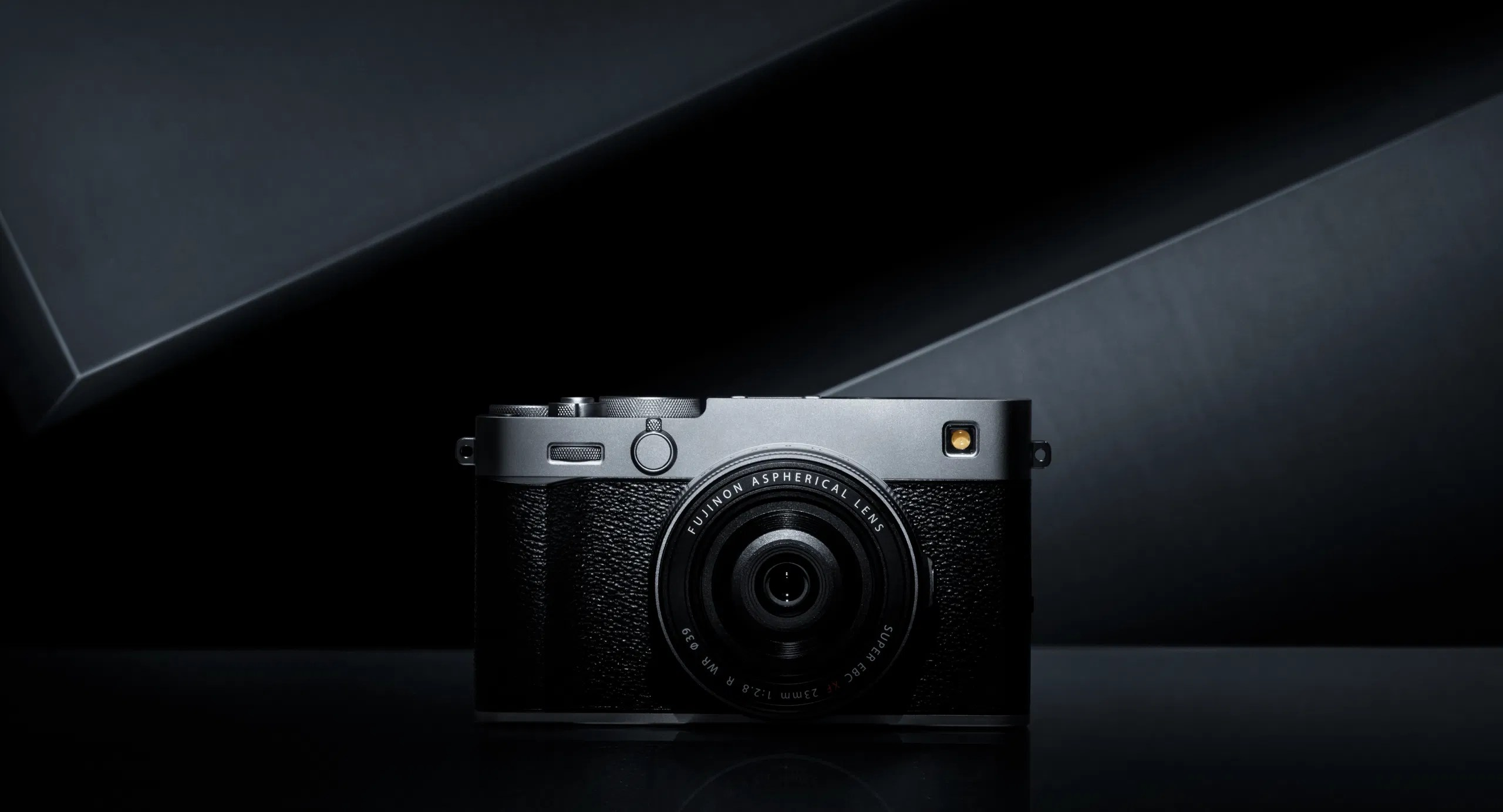 Fujifilm X-E5 na tamnoj podlozi