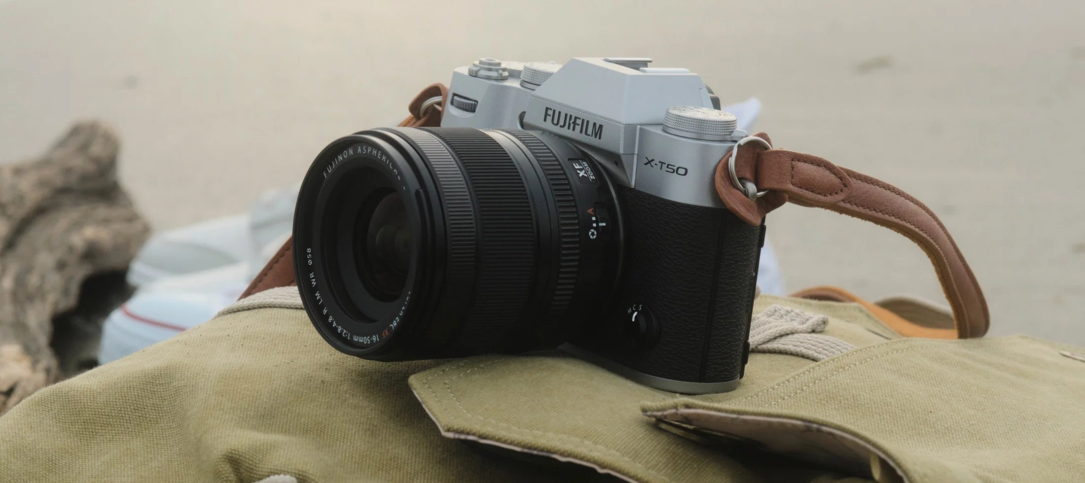 Fujifilm X-T50 srebrne boje s objektivom
