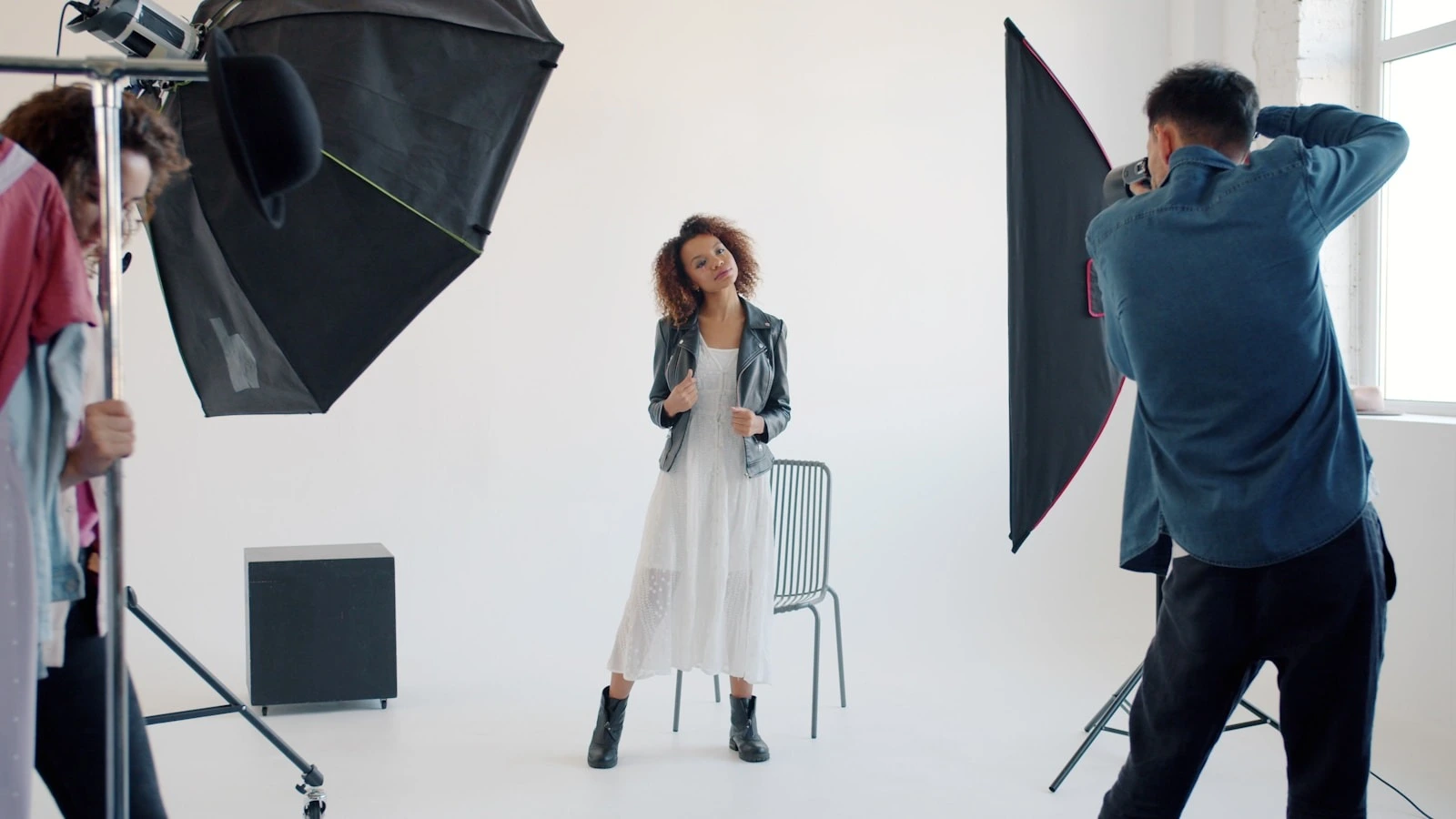 Model odmaknuta od bijele pozadine u studiju s dva softboxa