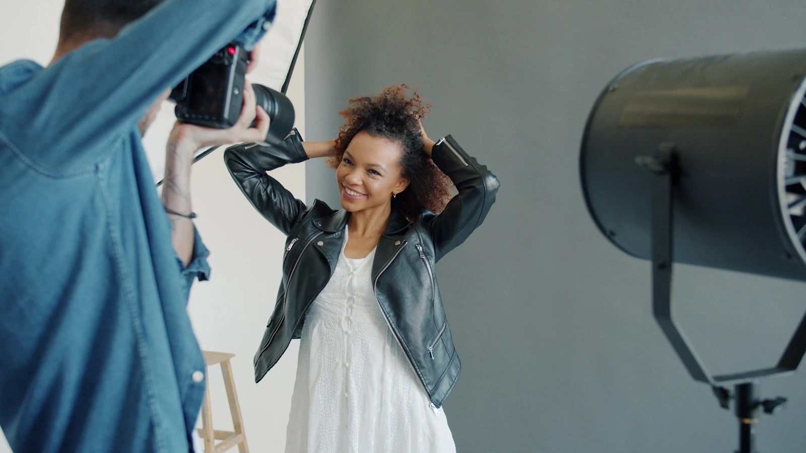 Softbox postavljen blizu lica modela u fotografskom studiju