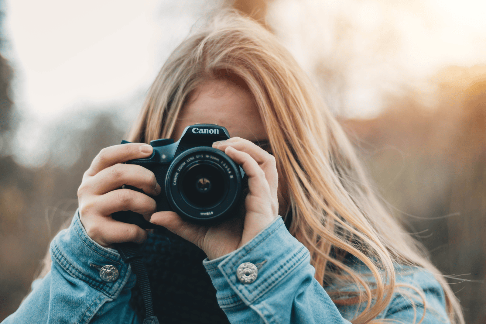 Dijete drži dječji fotoaparat i fotografira na otvorenom