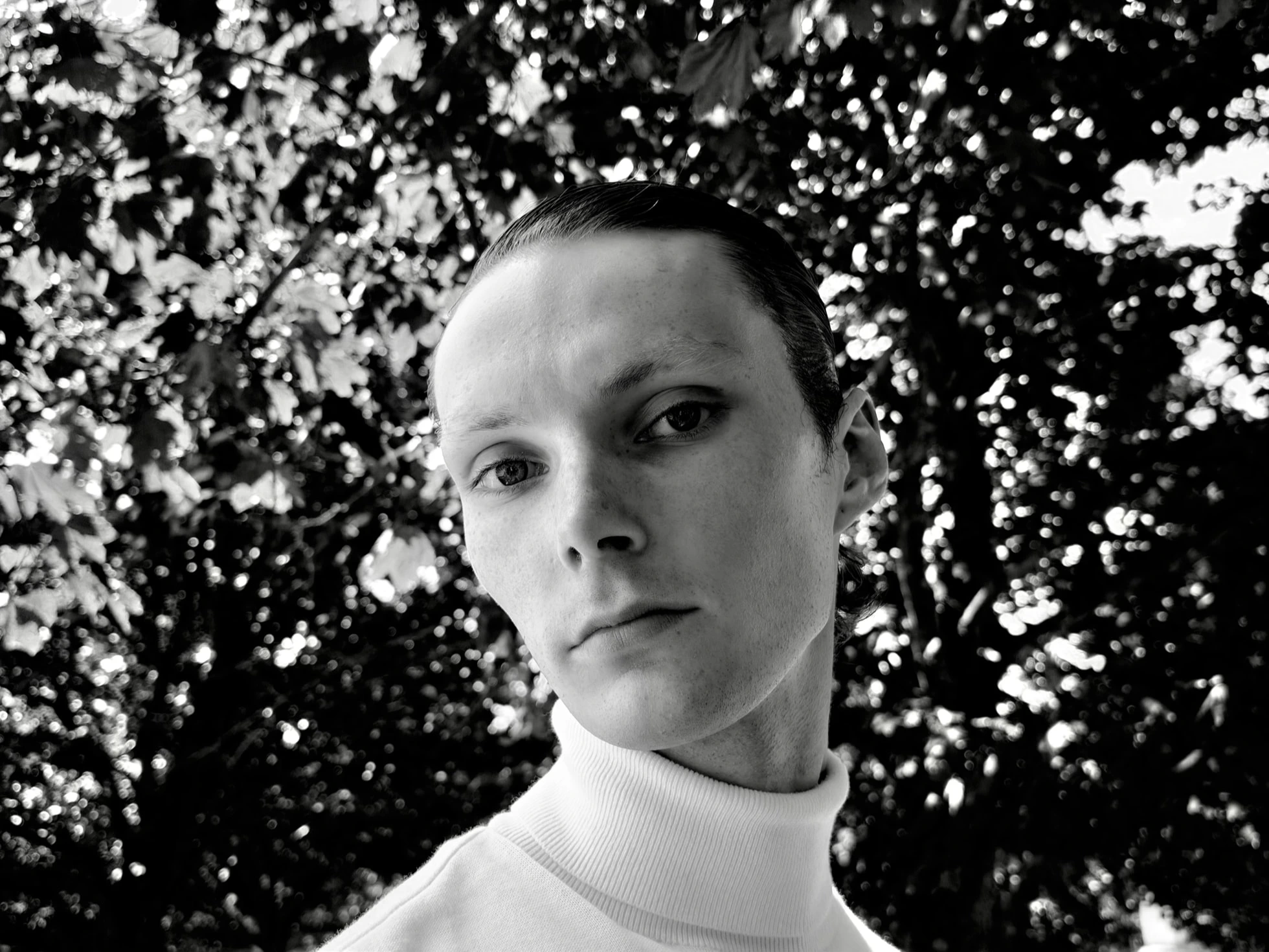 Crno-bijeli portret snimljen iPhoneom 18 Pro s odvojenom pozadinom