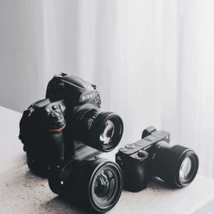 Najam foto opreme u Hrvatskoj: koliko ko&scaron;ta fotoaparat, objektiv i rasvjeta na dan