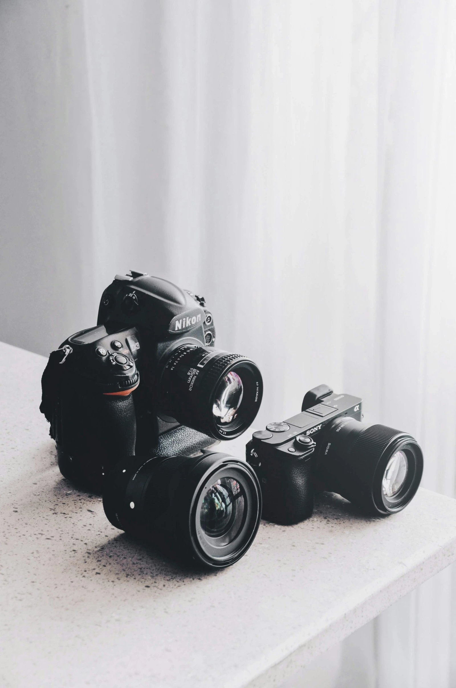 Najam foto opreme: DSLR fotoaparati poslagani na stolu