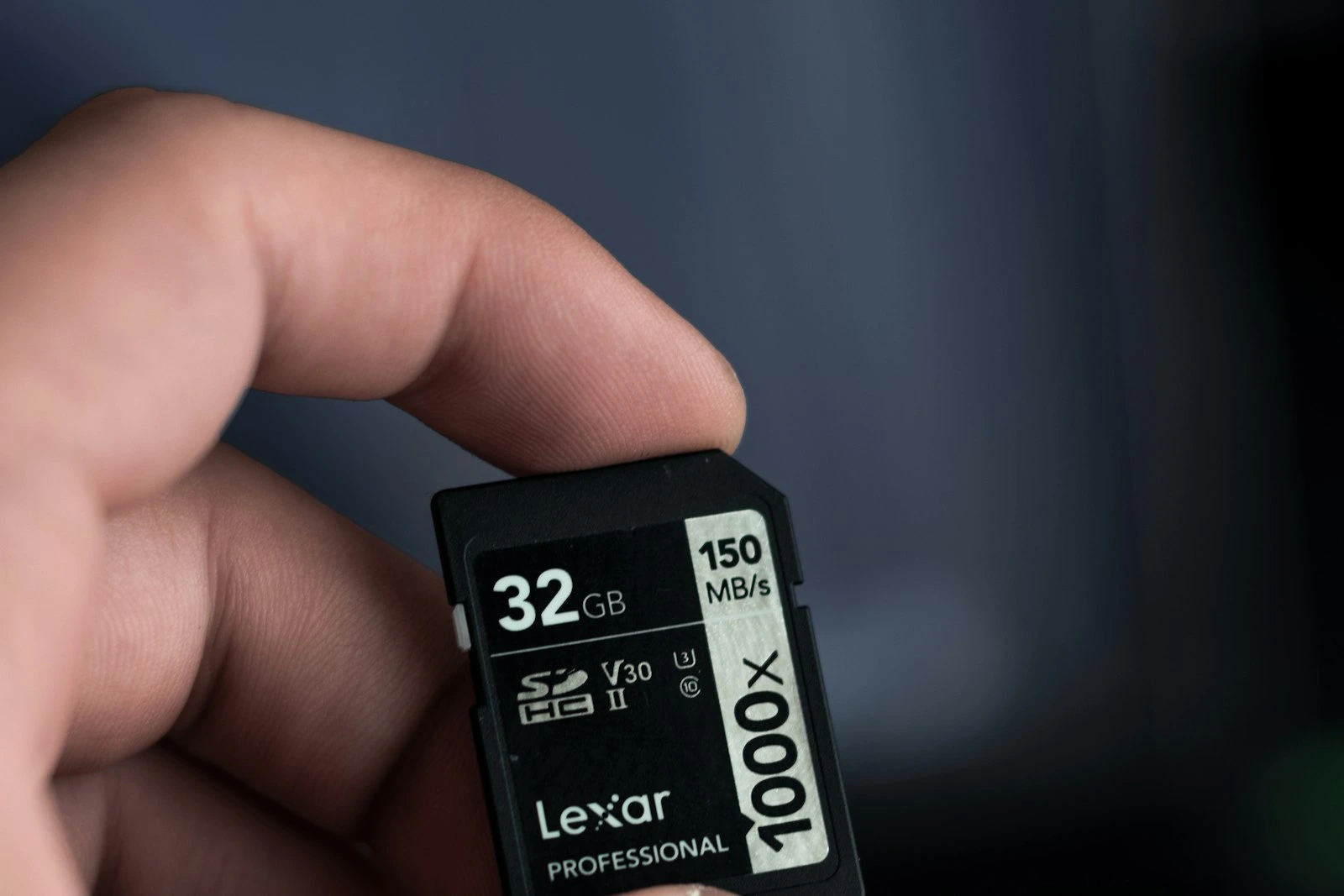 Ruka drži SD memorijsku karticu od 32 GB