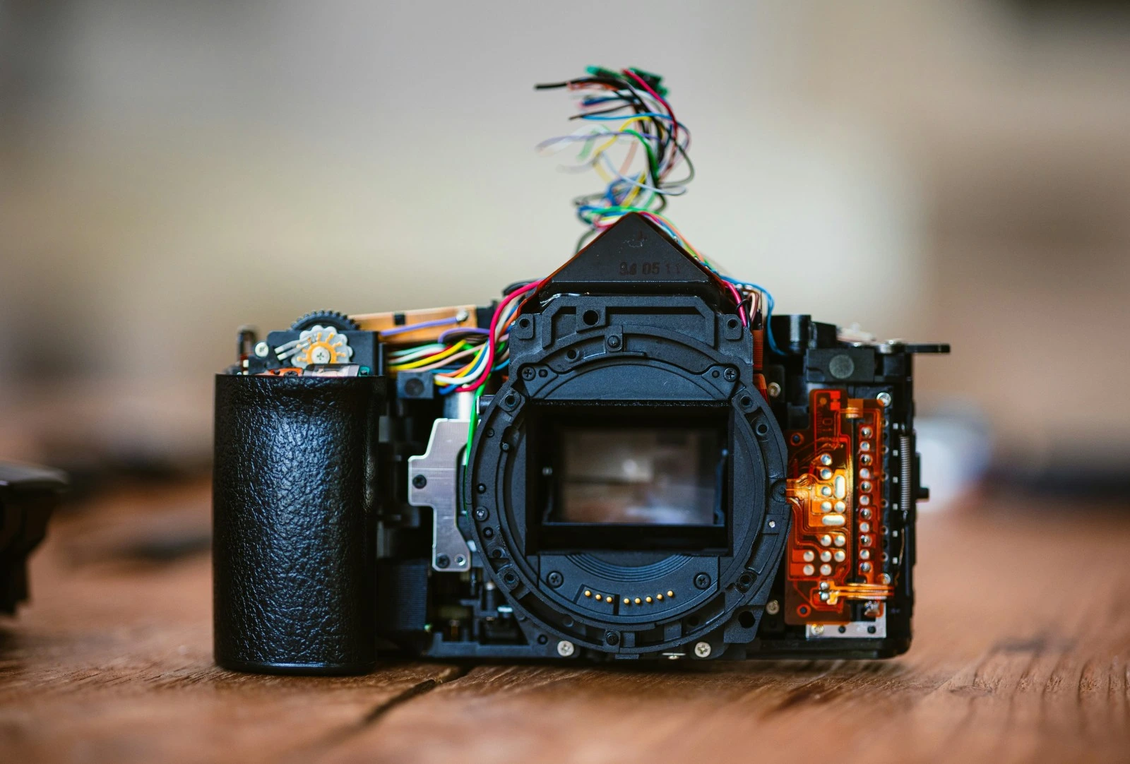Servis fotoaparata: fotoaparat na drvenom stolu prije odlaska u servis