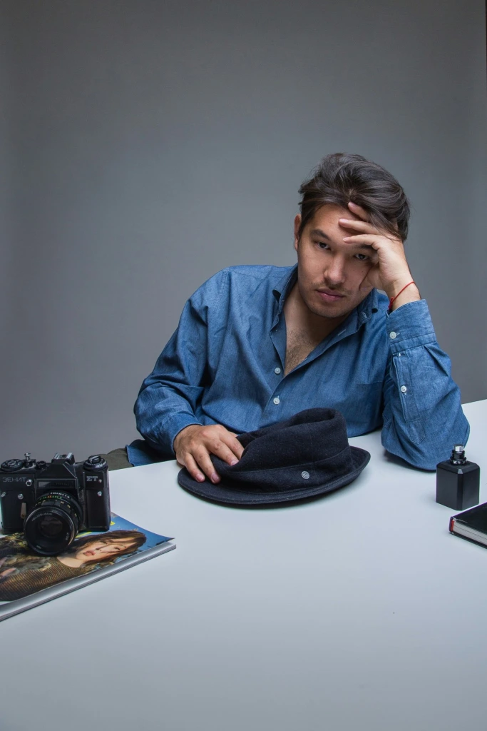 Sidrene cijene: zabrinuti fotograf za stolom s fotoaparatom