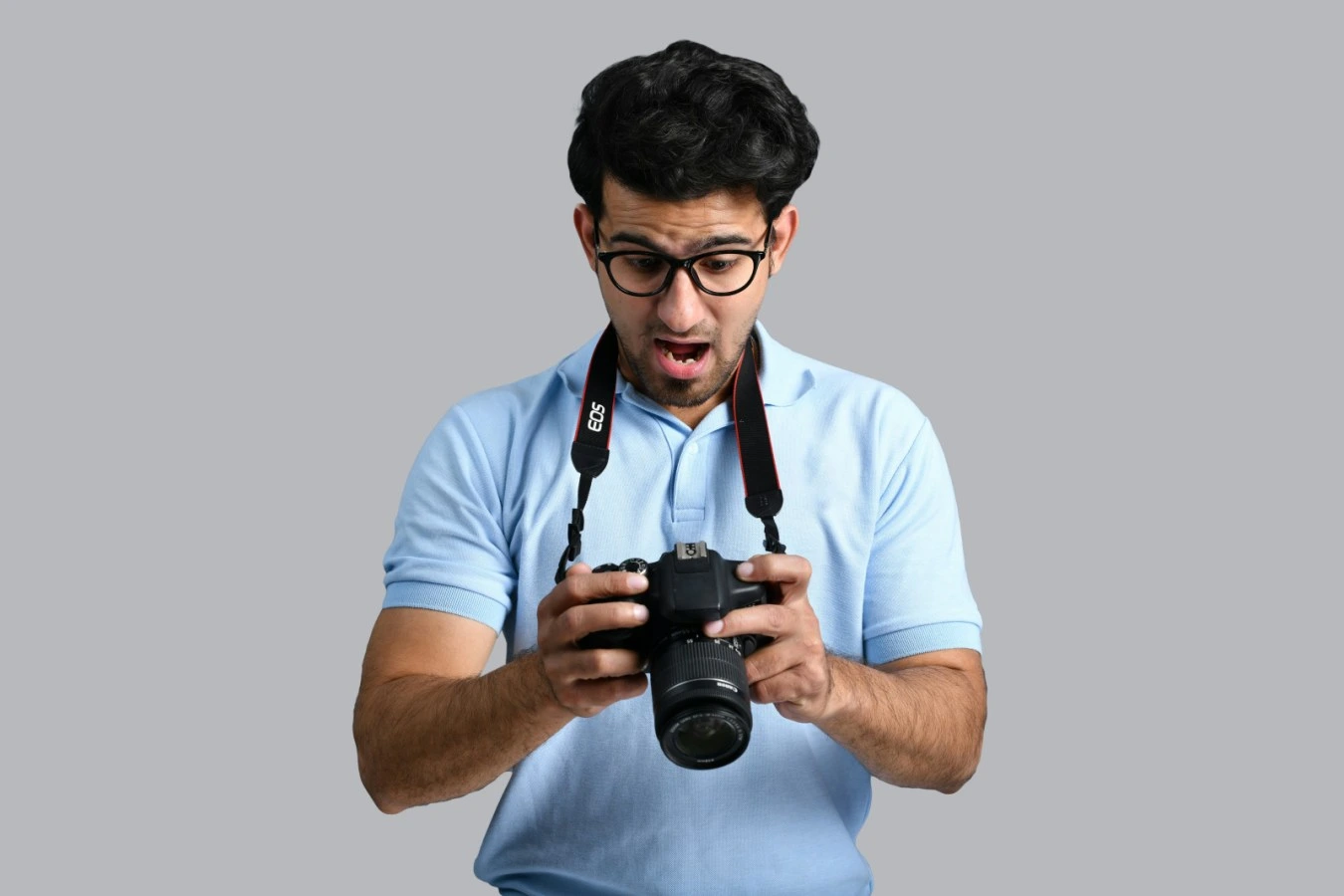 Sidrene cijene: fotograf iznenađeno gleda ekran fotoaparata