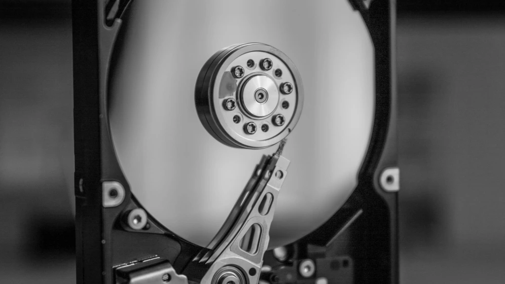Otvoreni tvrdi disk s vidljivim pločama i glavom za čitanje